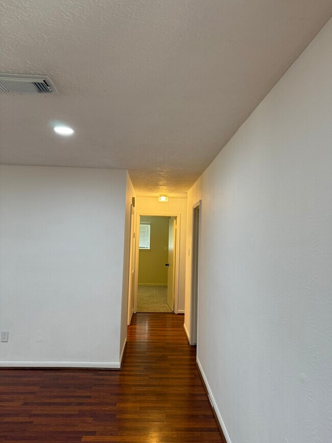 Building Photo - 515 Tresvant Dr