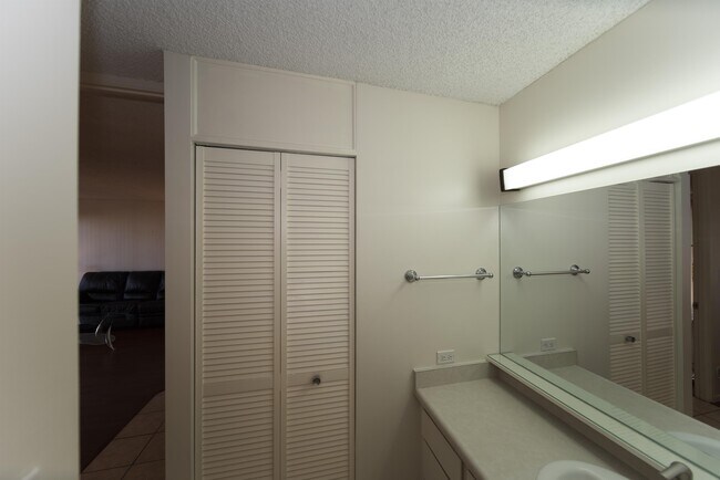 Building Photo - 2140 Kuhio Ave.