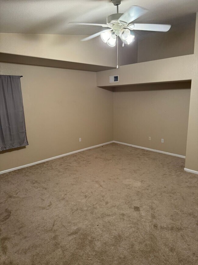 Building Photo - Large Open Plan 2 Bedroom 2 Bathroom Home