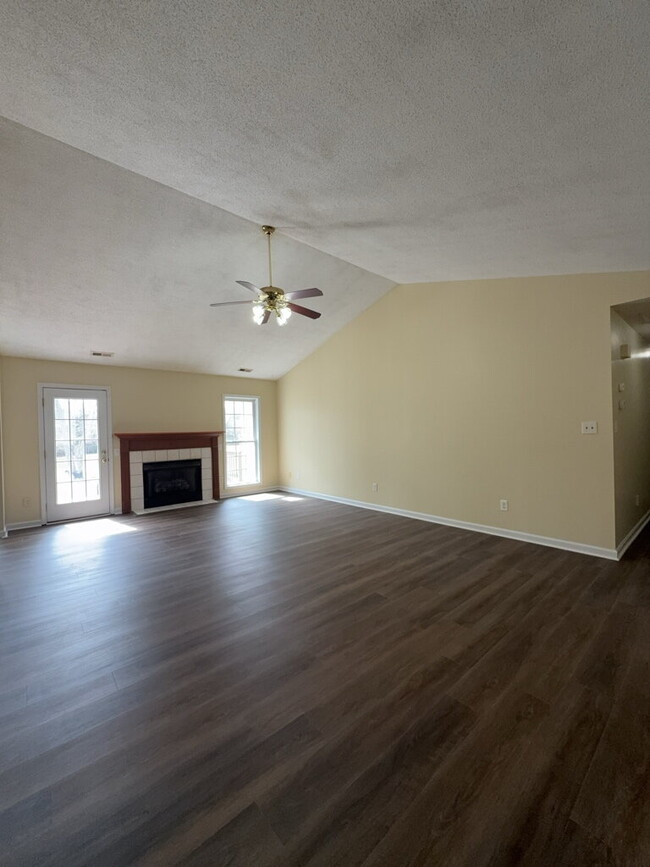 Building Photo - Three Bedroom Two and Half Full Bathroom R...