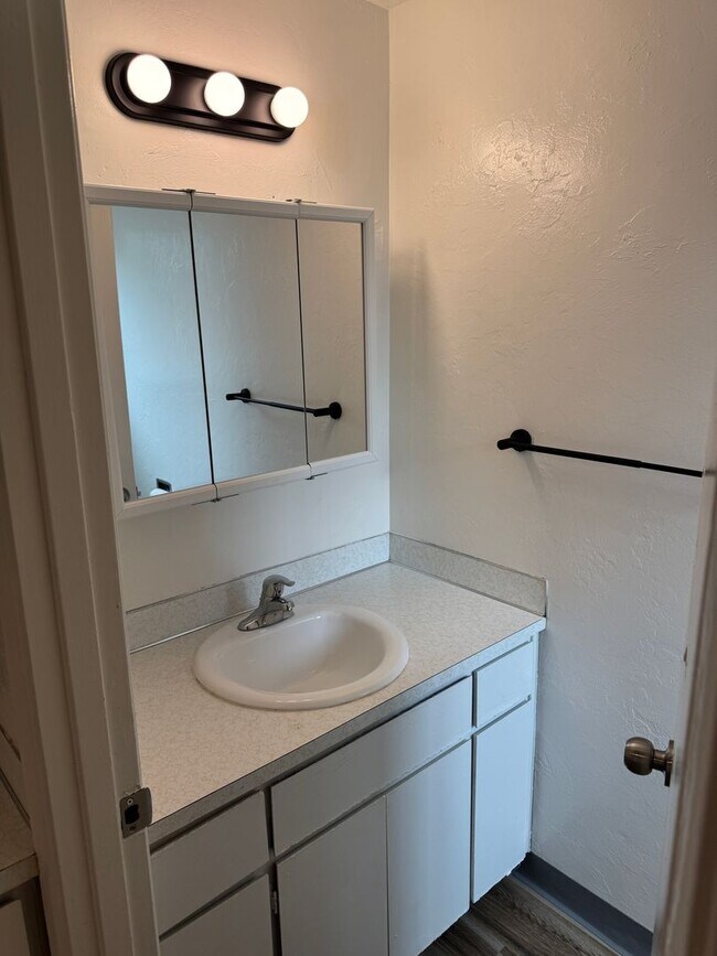 Building Photo - Updated 2 bedroom 1 1/2 bath duplex in Springfield!