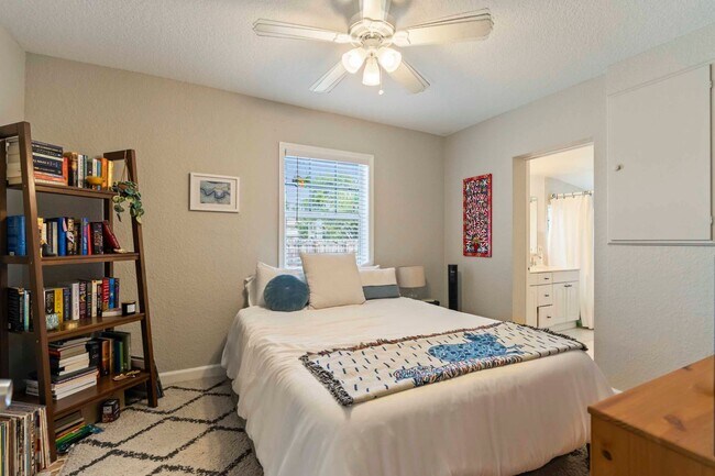 Building Photo - 548 NE 9th Ave