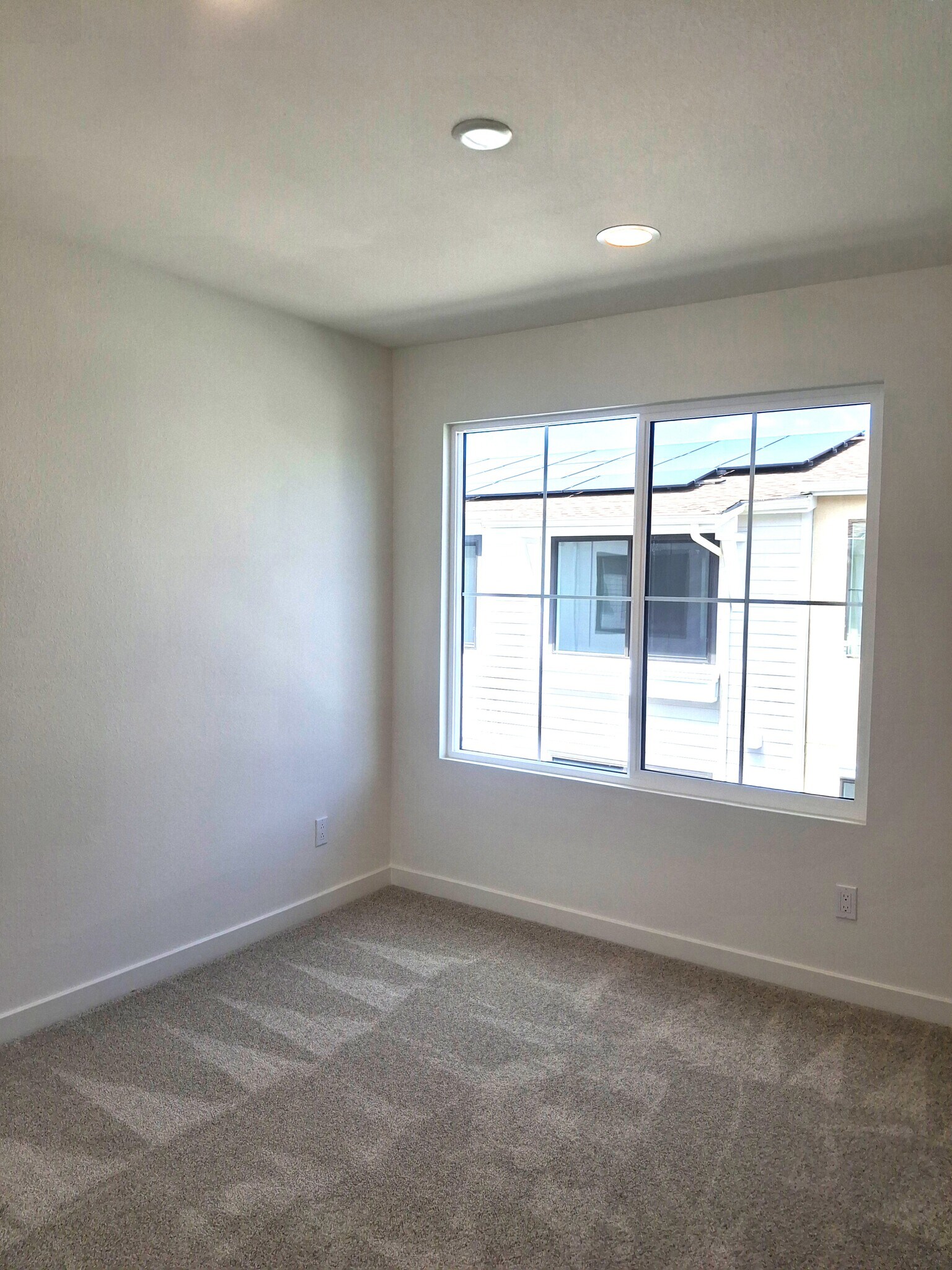 Building Photo - 2586 Delphinium Ln