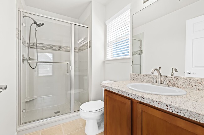 Building Photo - MOVE IN READY 2 BED 2 BATH!