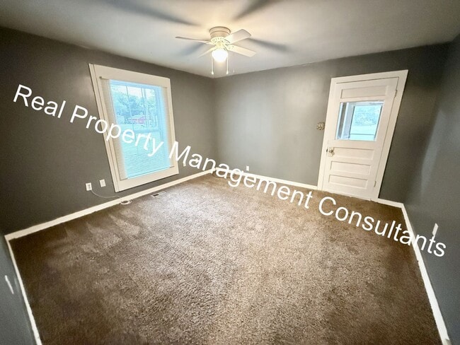 Building Photo - 3 Bedroom with Spacious Backyard