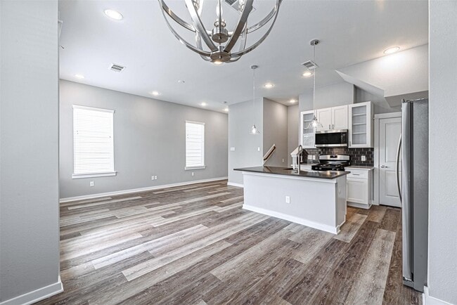 Building Photo - 6725 Parker Oaks Ln