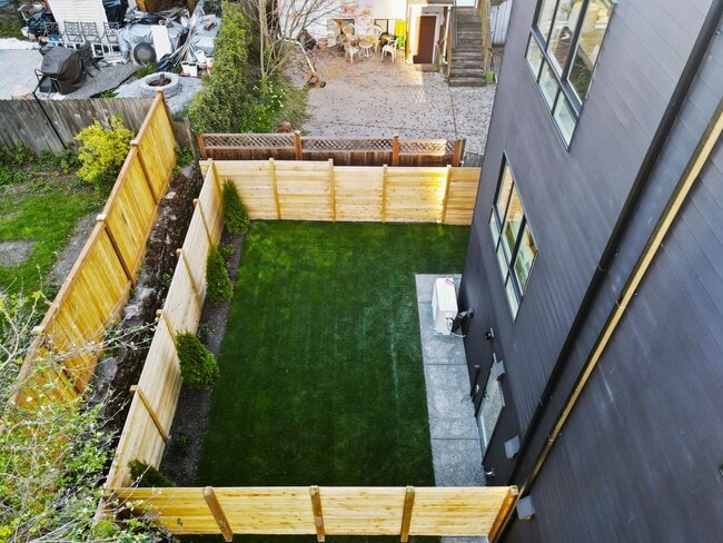 Building Photo - 346 NE 55th St