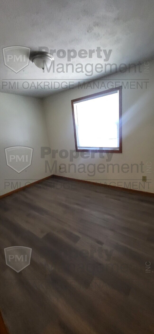 Building Photo - Lower 2 Bedroom Apartment