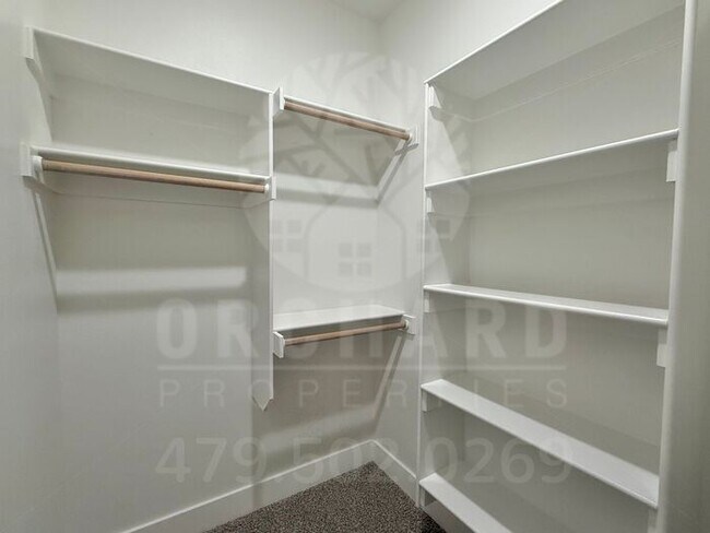 Building Photo - Single-Family Home- 2 Bed/ 2 Bath w/ Hobby...