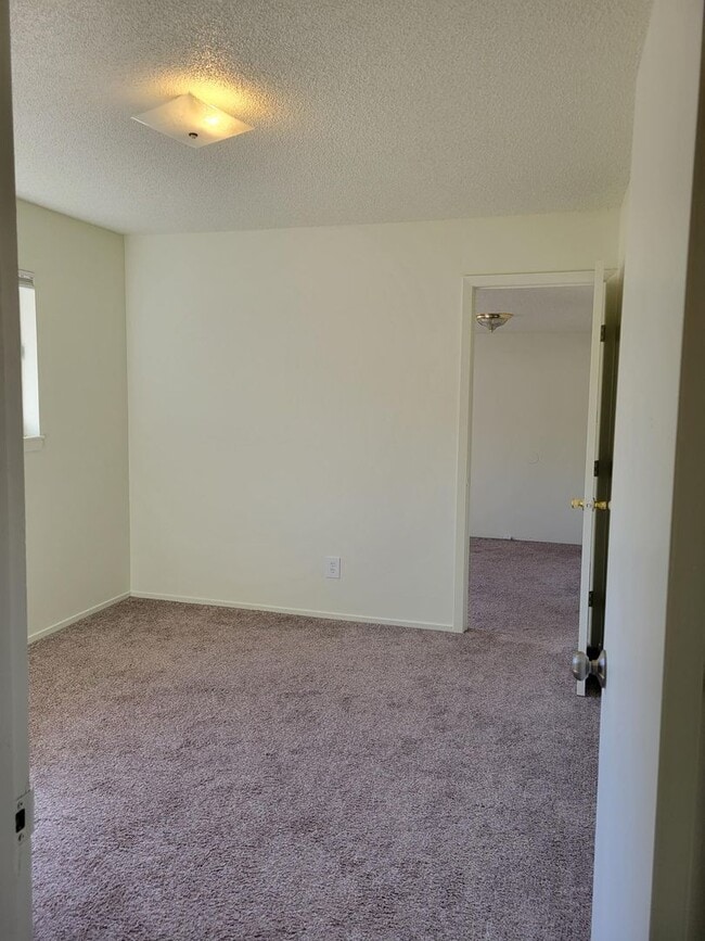 Building Photo - Spacious West Side 4 Bedroom with Large Garage