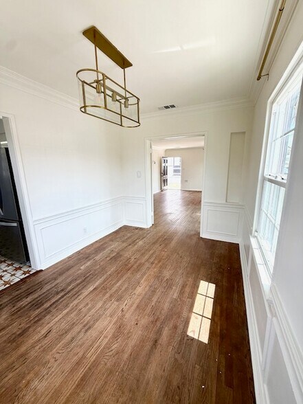 Building Photo - 2615 Edgehill Dr