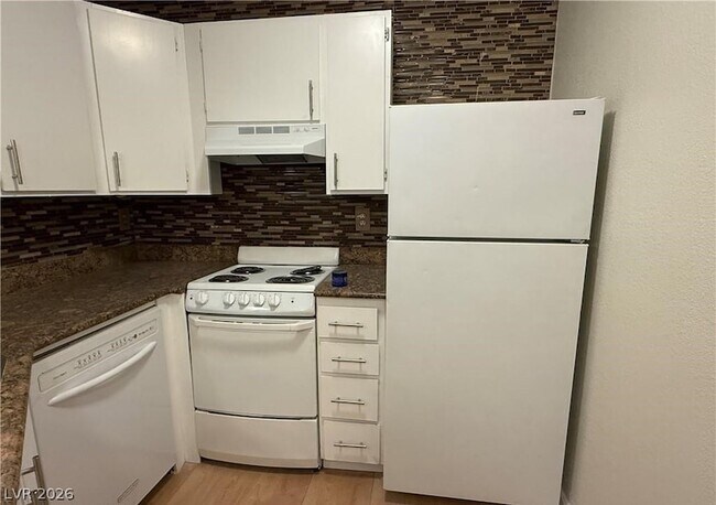 Building Photo - 460 Elm Dr