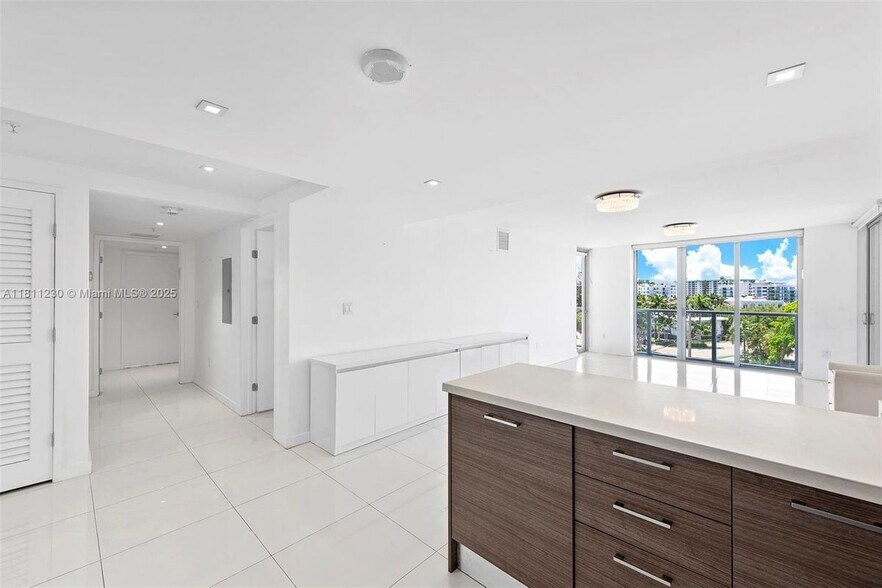 Building Photo - 9901 E Bay Harbor Dr