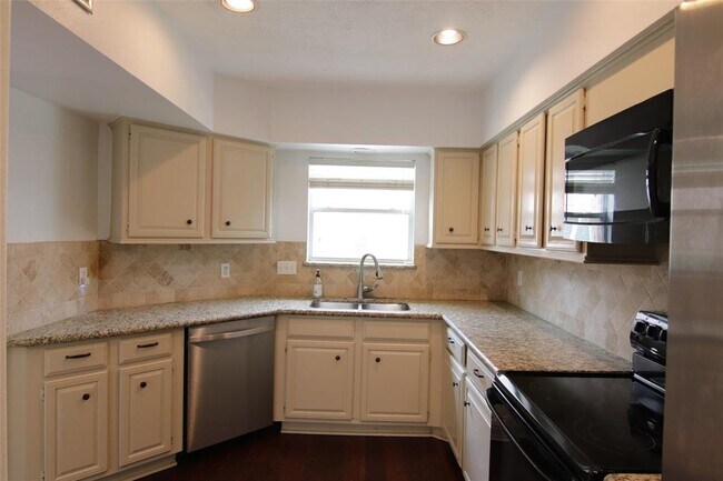 Building Photo - 926 Memorial Village Dr