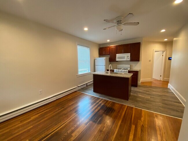 Building Photo - 90 Lyndhurst St