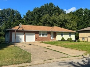Building Photo - 125 SE 240th Rd