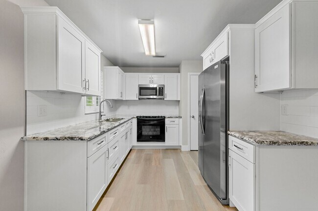 Building Photo - Beautifully Renovated 3 Bedroom 1 Bath Home on Large Corner Lot