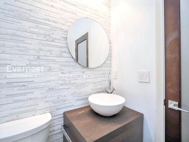 Building Photo - 2618 Eastlake Ave E