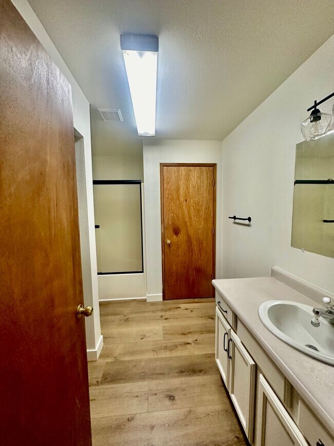 Building Photo - 5425 Glenridge Wy