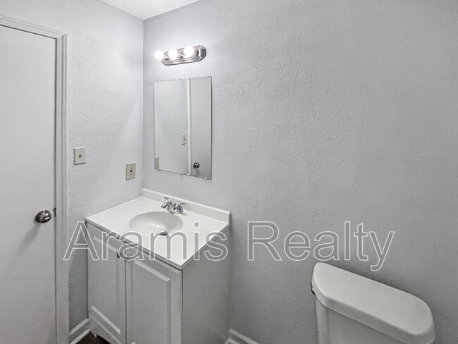 Building Photo - 3015 Spruce Cir
