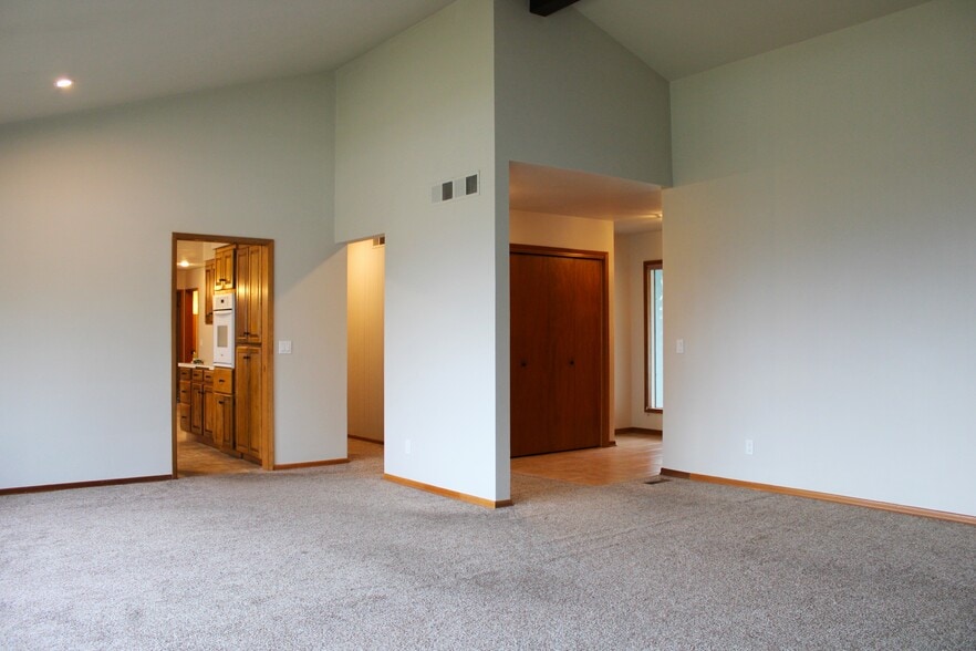 Building Photo - 2733 Debord Dr