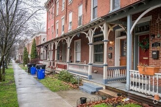 Building Photo - Beautiful 3 bed 3 bath on Muench St
