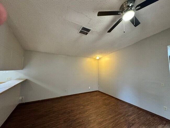 Building Photo - 8231 S Klein Ave