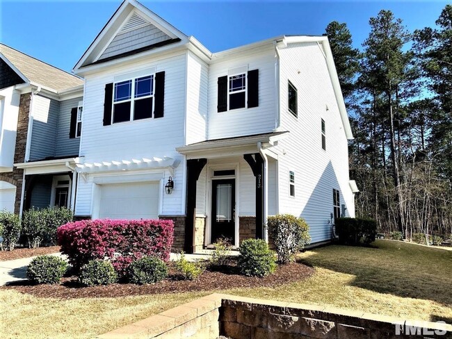 Building Photo - End Unit 3 Bedroom Townhome Morrisville RD...
