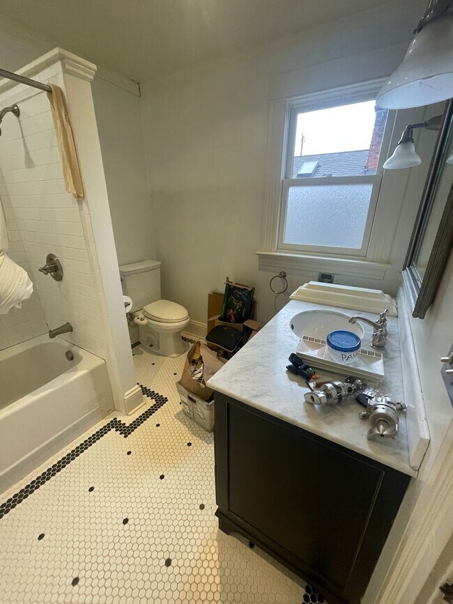 Building Photo - 2002 NE 13th Ave