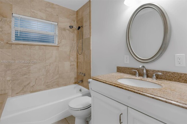 Building Photo - 812 Holly Ln