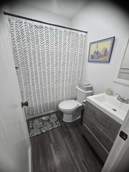 Building Photo - 11765 Glenfield Ave