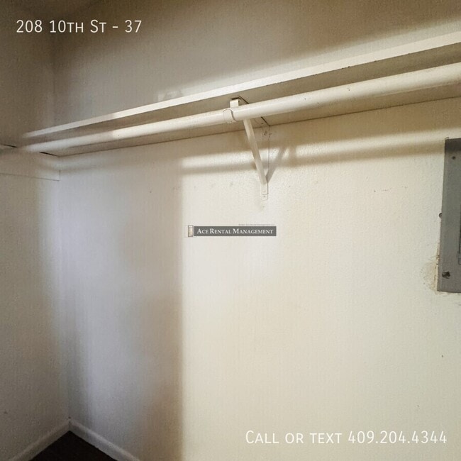 Building Photo - 208 N 10th St