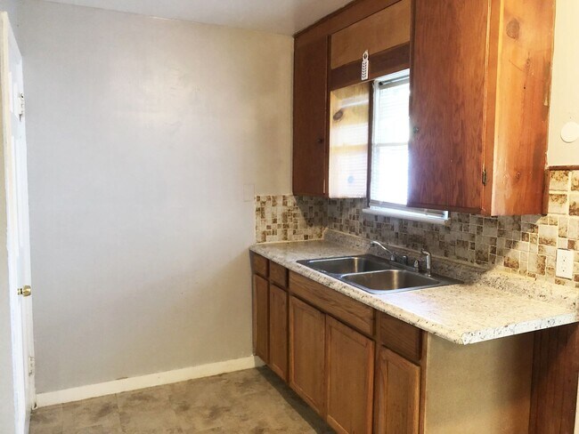 Building Photo - 3 Bed 1 Bath Single Family Home in Maple Heights!