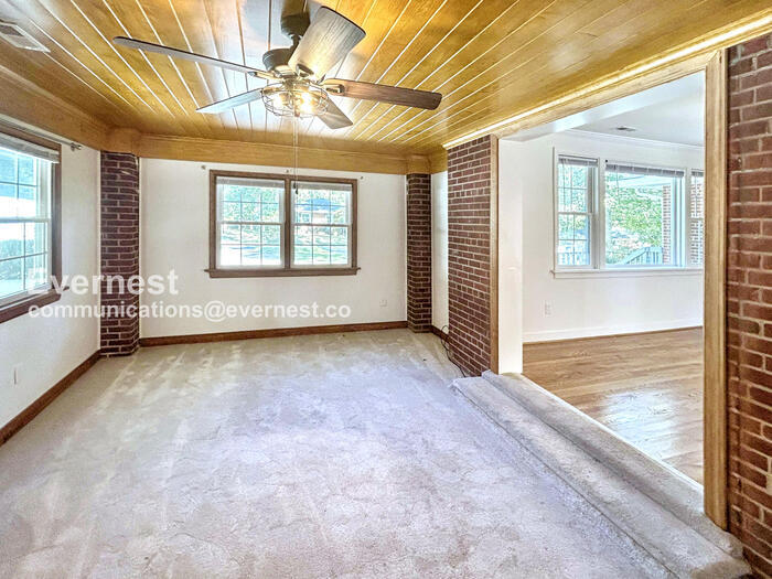 Building Photo - 5631 Swan Dr