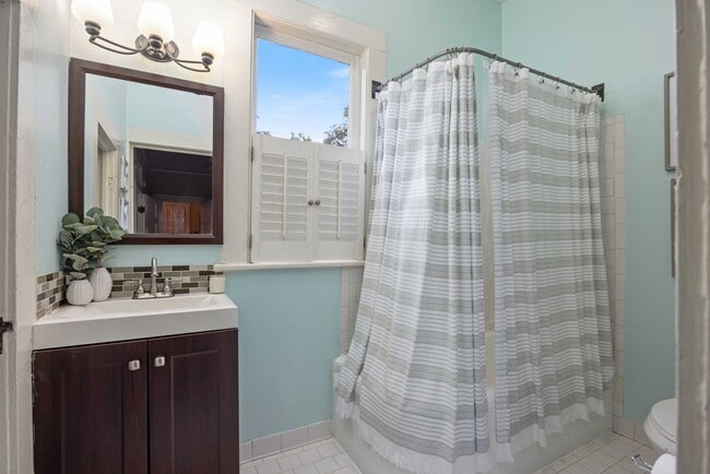 Building Photo - Charming Lakebottom Bungalow with Historic...