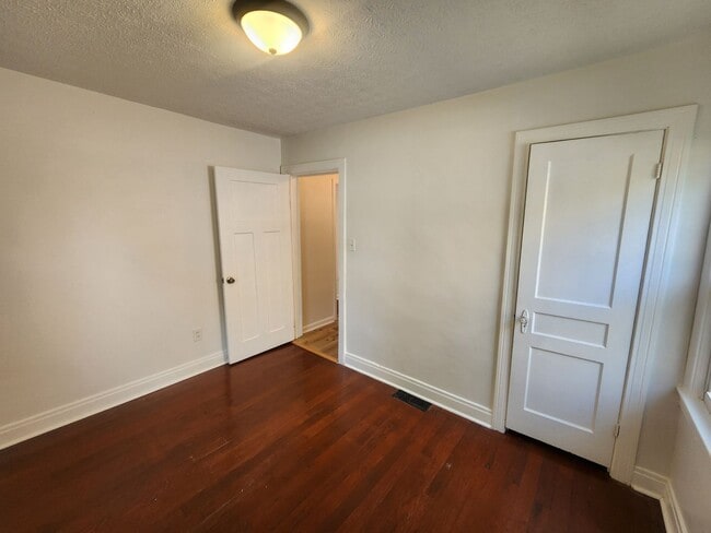 Building Photo - Bright adorable home with lots of updates ...