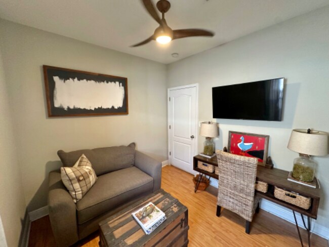 Building Photo - 902 N Davis Hwy