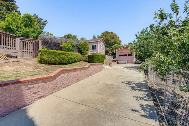 Building Photo - 1120 Sunrise Hill