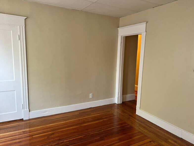 Building Photo - 988 Chicopee St