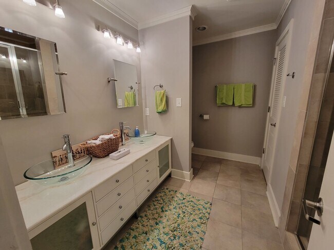 Building Photo - Massive 3 bed 3 bath on Boulevard!