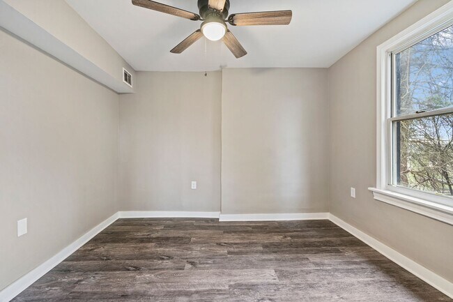 Building Photo - Recently Renovated 4 Bedroom Home in Swissvale - Available in March