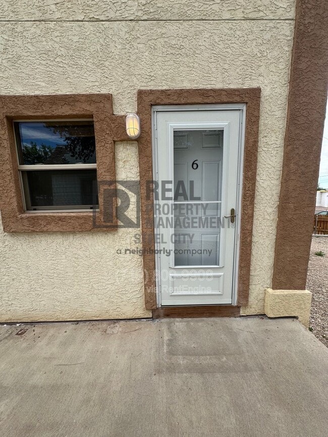 Building Photo - 902 W 11th St