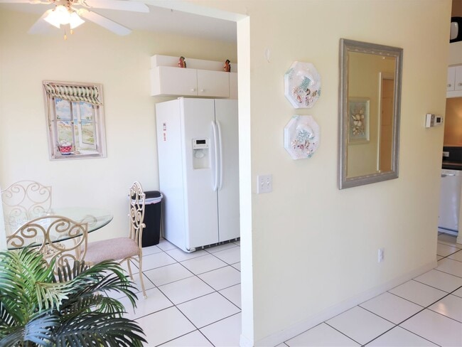 Building Photo - Annual Furnished - Attractive 2 Bedroom 2 Bathroom Plus a Den Condo with 2nd floor Reserve View!