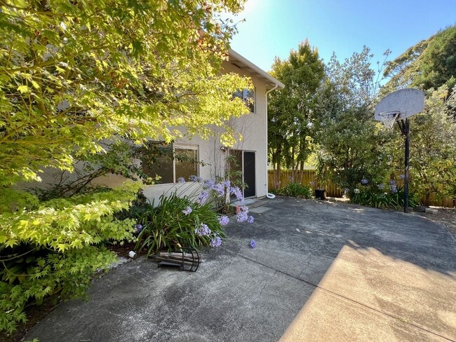 Building Photo - Spacious 4-Bed, 3-Bath Single-Family Home ...