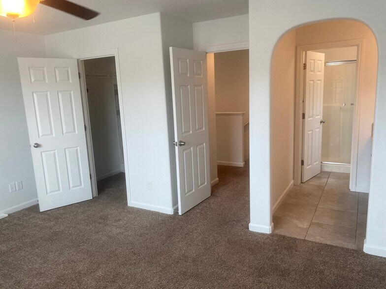 Building Photo - 7045 N Harmony Dr