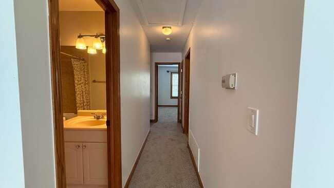 Building Photo - 220 Oak Knoll Ct