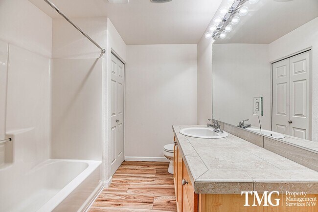 Building Photo - Cute Condo w/ 2 Beds 2 Baths and Patio in Beaverton!