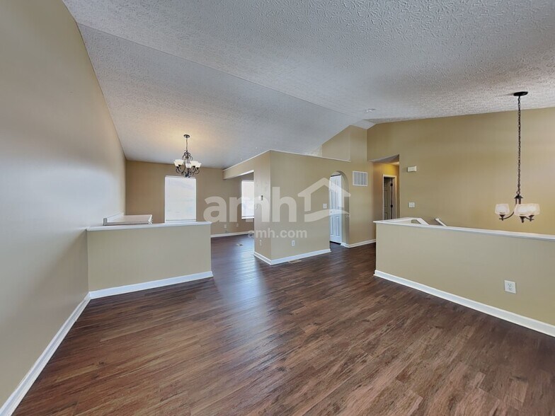 Building Photo - 372 Thompson St