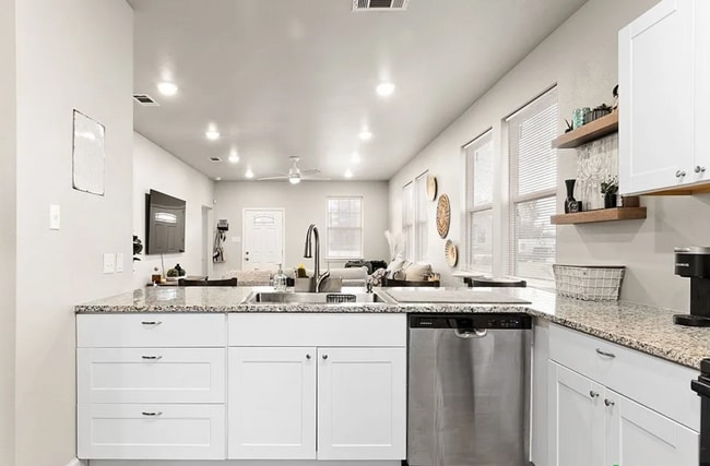 Building Photo - MUST SEE!!! Beautiful Home - Won't Last Lo...