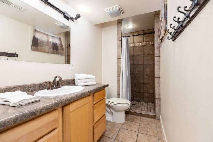 Building Photo - 2560 Cavalier Dr